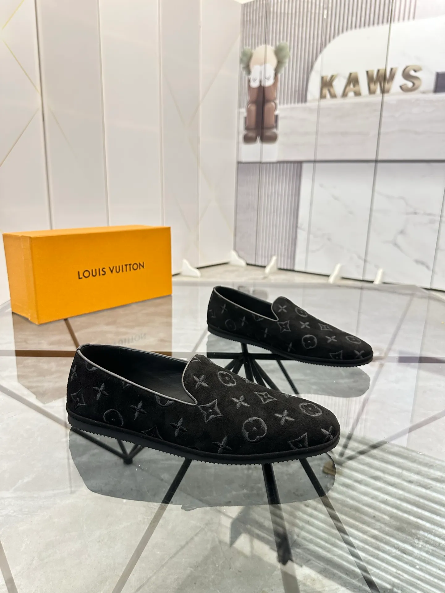 Selling men's shoes 💰: 💰P460¥ Product trademark: LV* "Louis Vuitton*" slip-on shoes, lazy shoes, regular size: 38-44. (can be customized to 45.) Product materials: imported first-layer nubuck leather upper, water-dyed cowhide lining, original outsole. No.: D301